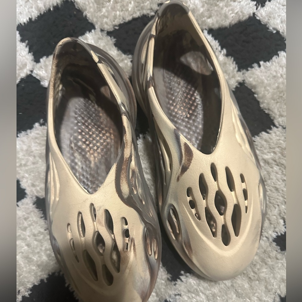 Selling Yeezy foam runners